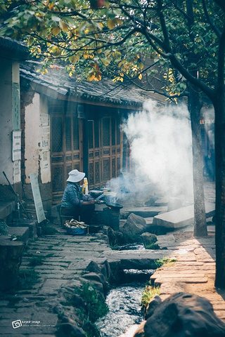 在沙溪闲逛了许久,坐在二楼的饮料店,看着镇子里的生活百态_沙溪古镇&