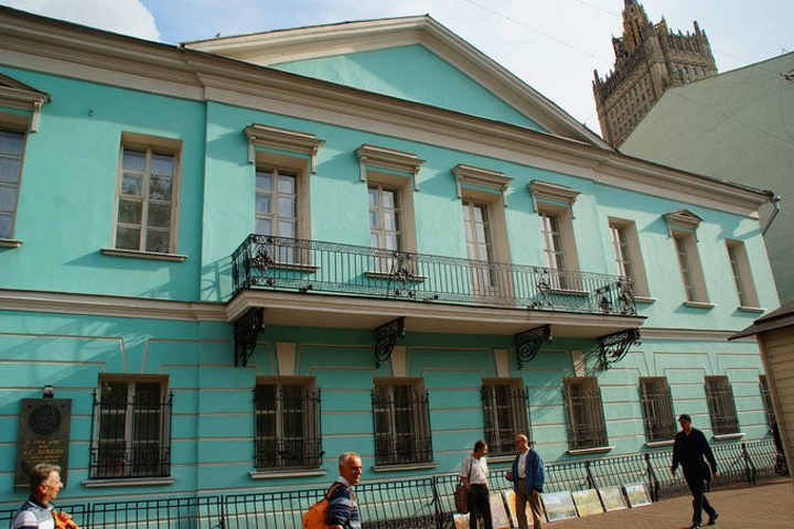 普希金故居,现在作为普希金博物馆供游人参观.