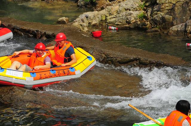 龙王山峡谷漂流