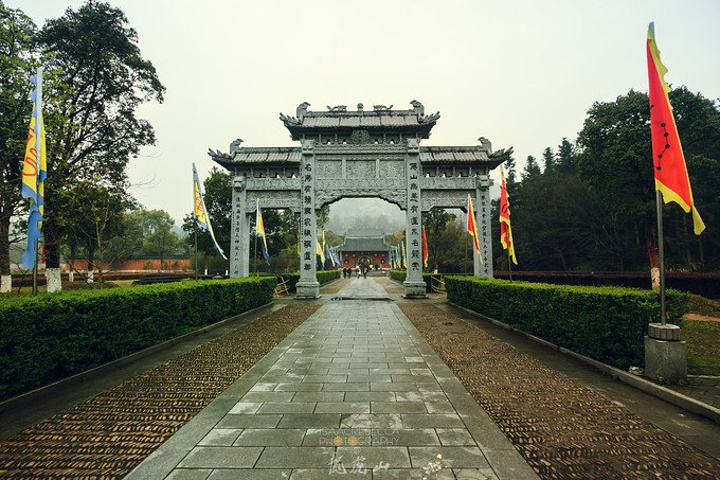 涟漪旋其中,雄鹰舞其上,记鹰潭游