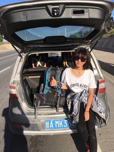 林林下车 帮我开后备箱 我坐在那里 说帮我拍照啊 很不想很不想告别