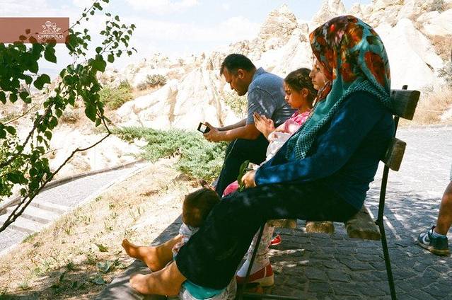 走累了的一家人