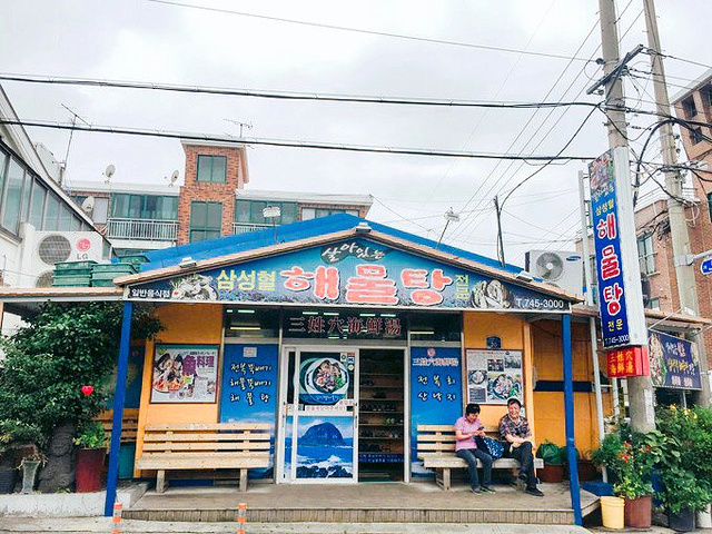 "这里绝对对得起海鲜锅这3个字，所有的食材都是鲜活的。慢慢煮熟的样子，让人看的有些残忍_三姓穴海鲜锅"的评论图片