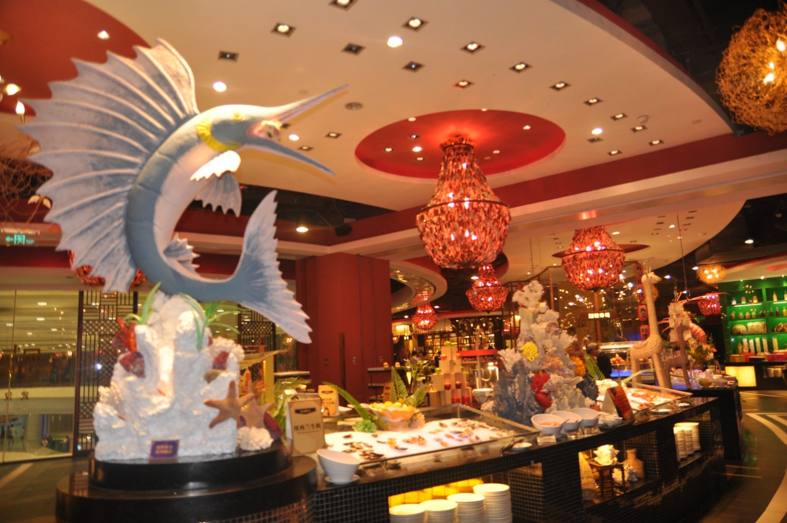2023四海一家(国际广场店)美食餐厅,另外蒜香扑鼻的炭烧生蚝,热.