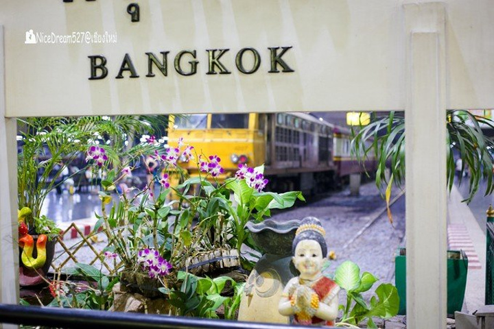 "...还是像我们一样的外国游客都坐在地上，在国内，你能想象吗，地面干净的让你想哭，这是火车站吗而且_曼谷华南蓬火车站"的评论图片