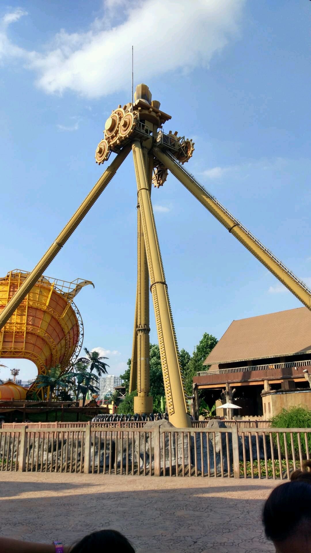 压轴出场这个是最刺激的4d过山车绝对刺激好玩游玩建议先看好自己要玩