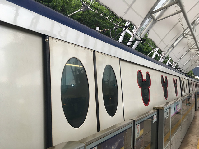 2023不过迪士尼的地铁真的超级可爱的.地铁窗户和手拉环都是米奇形状