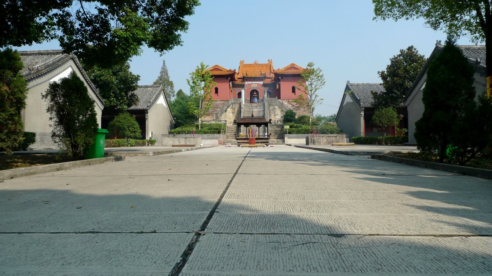 观的主殿——祖师殿,听说祖师殿的12跟石雕柱子可是千年文物呢,仔细