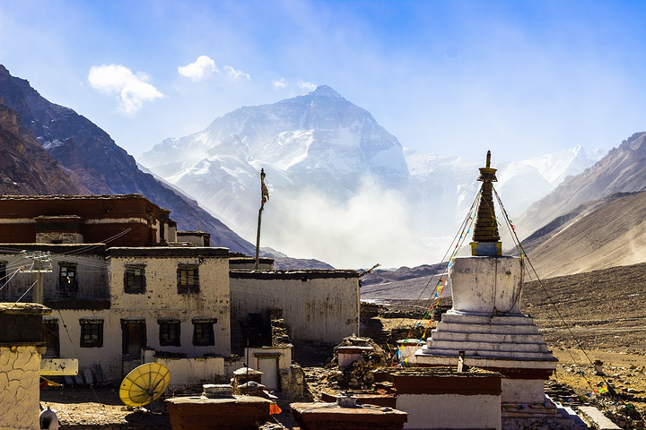 儿这是世界海拔最高的寺庙我也特地爬上身后的小山丘拍下了绒布寺白塔