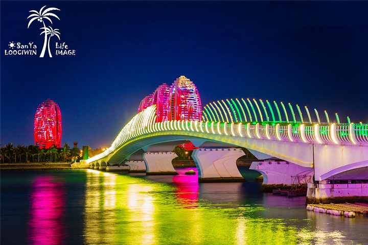 三亚湾远望凤凰岛夜晚的椰梦长廊与白天完全不同夜晚来海边吹海风的人