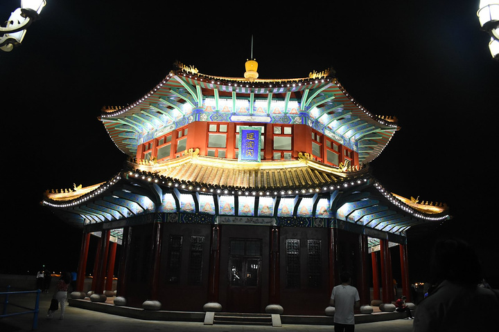 八大峡夜景回澜阁游览卡栈桥夜景栈桥夜景左边是小青岛灯塔回澜阁夜景