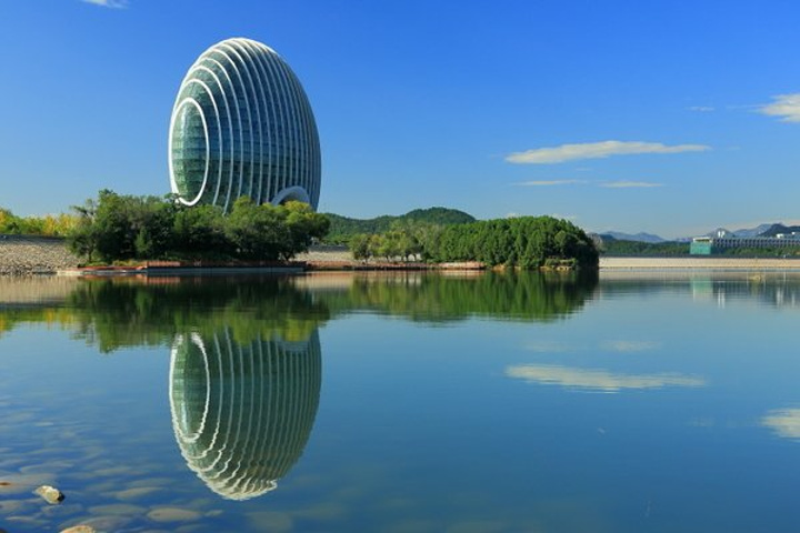 2024秋水共天一色雁栖湖位于北京怀柔区怀北镇,这里湖水水质较高,