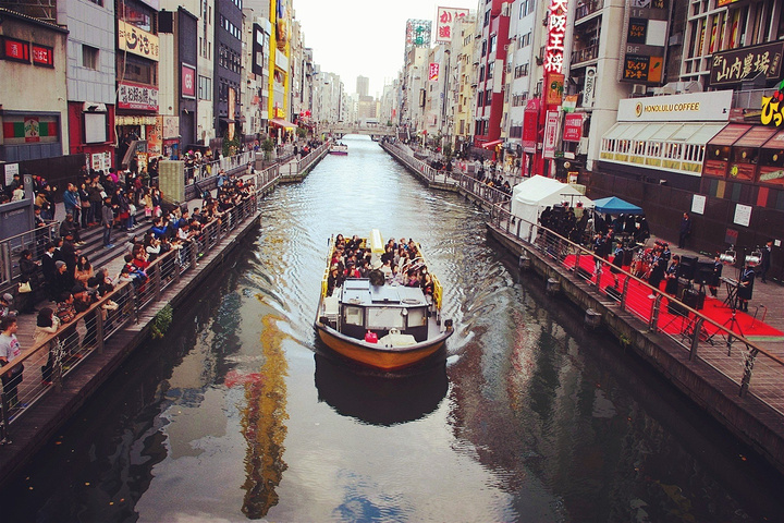 声音稚嫩 向桥下望 原来是有大阪各个高校的女子轻音部街演这幅在漫画