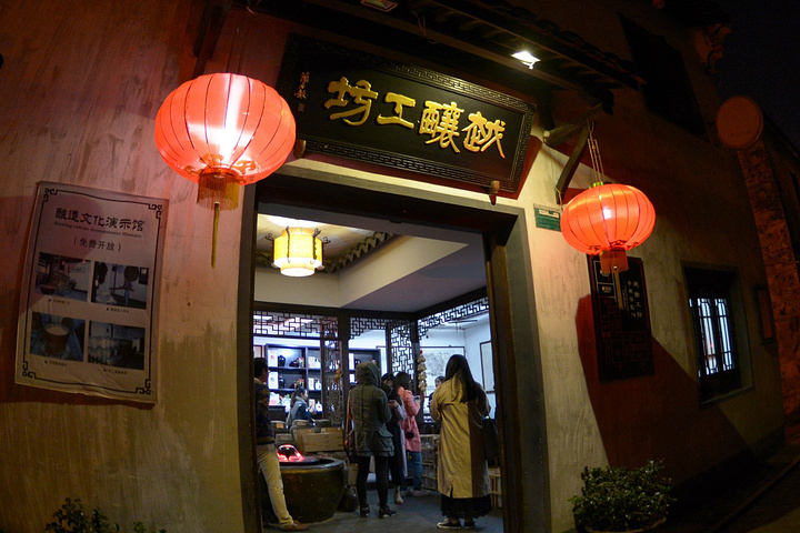 建于清代的尚德当铺,当时的老板王达夫是号称"王百万"的巨贾.