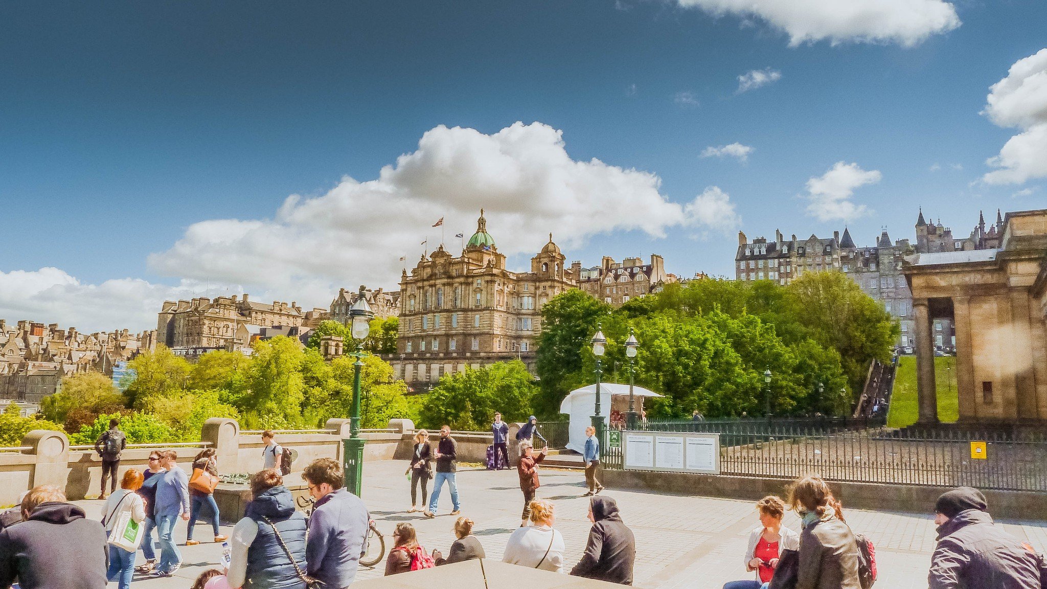 王子街花园风景如画,是爱丁堡老城和新城的分界,也是苏格兰最著名的