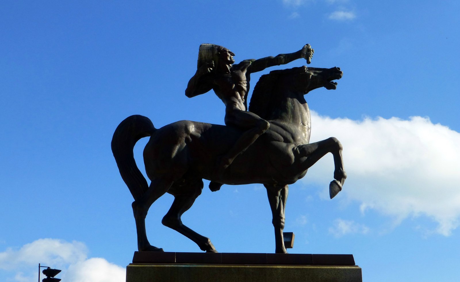 chiacago附近矗立着弗拉明戈雕塑在由钢铁和玻璃建成的有楞有角的摩天