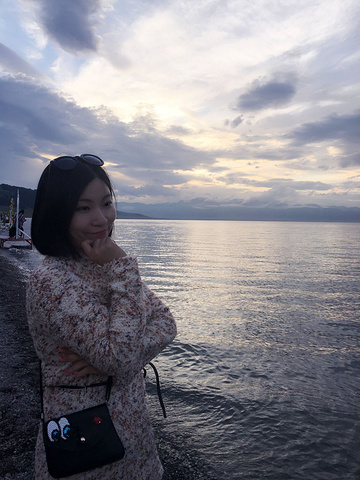 关于赛里木湖有着太多的传说,比如湖怪、湖心