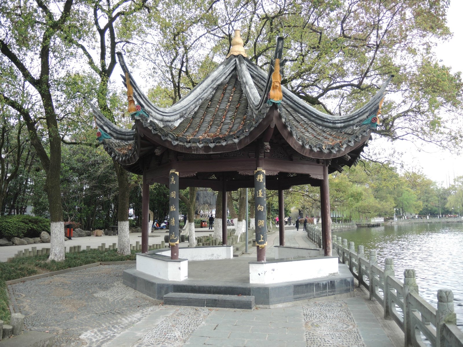 公园里游人很少愈发显得清静了此外这月湖里还有三堤与七桥交相辉映为