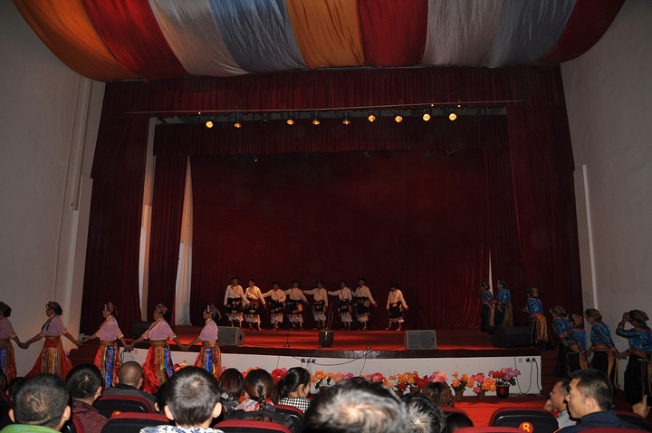 宏,蔚为壮观,背负绵绵青山,面临千古沱水,景色秀