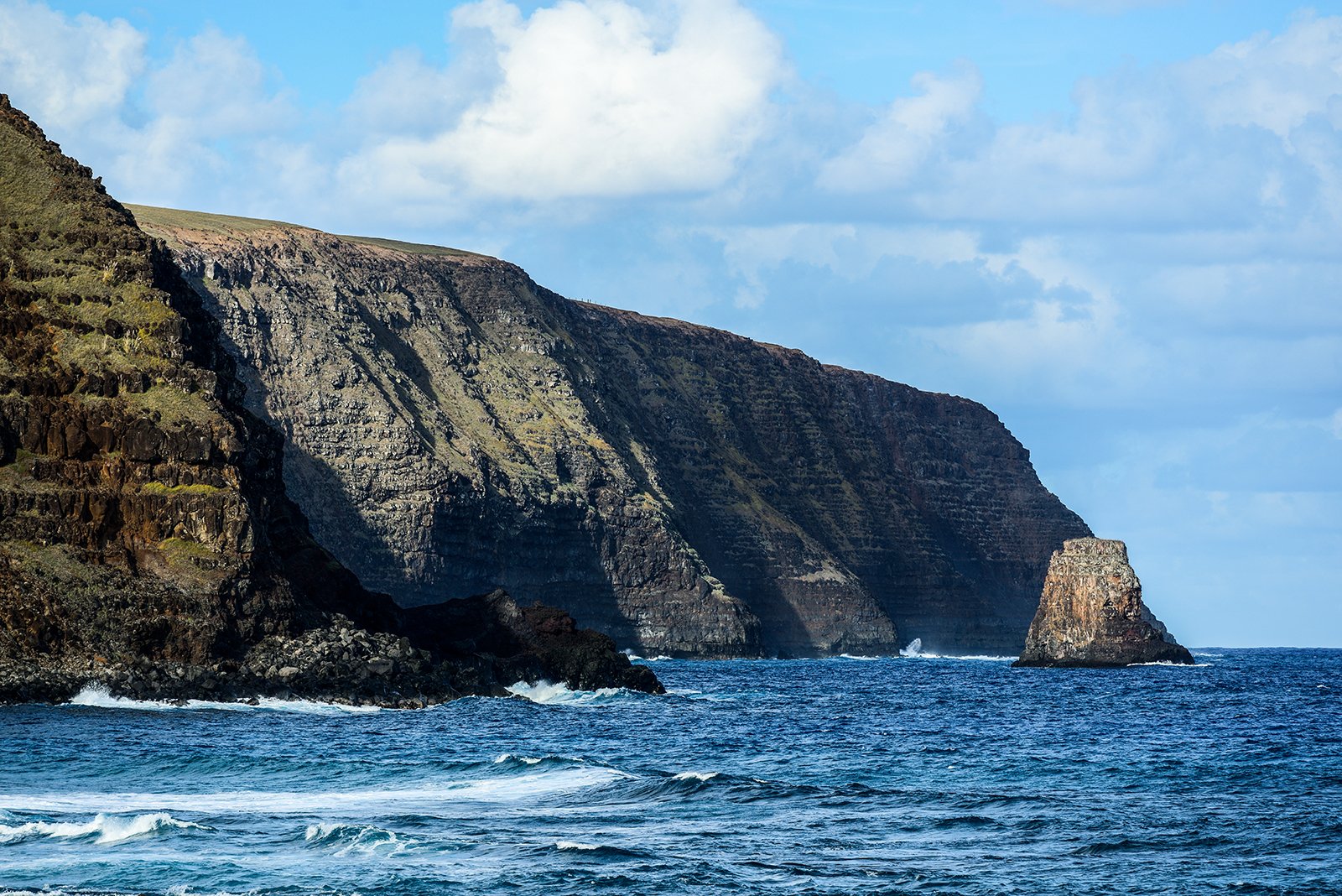 左侧是岛上三大火山之一的波伊克火山(poike crater