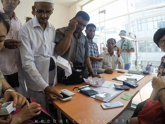 直到距离我不到三十厘米的时他突然把手里的两颗无花果递给我,我连