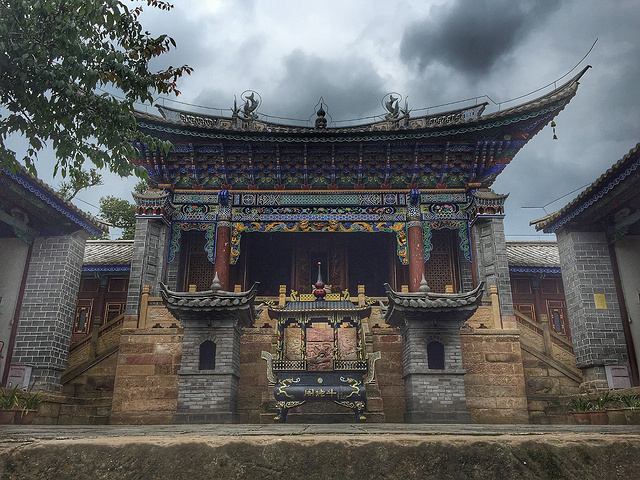 终于看到了坐落在巍宝山顶峰的《斗姥阁》所幸是阴天,没有阳光的暴晒