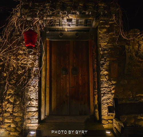 尤其是周末即便是淡季人依旧不少而且发车时间间隔较