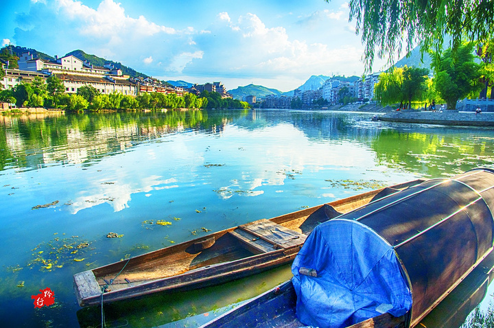 落山的斜阳把建在峭壁上的古建筑群映照得明媚动人,江风吹过让人感觉