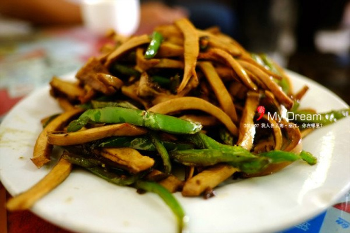 "不像古城内的那些餐厅，都已经将当地的美食改良了，如果想要吃地道的美食，去这家是绝对没错的。烤肉_永霞小吃"的评论图片