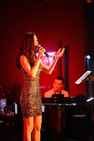 soul keys爵士乐队是酒吧的驻唱乐队,素有"老 上海 "情怀的女歌手