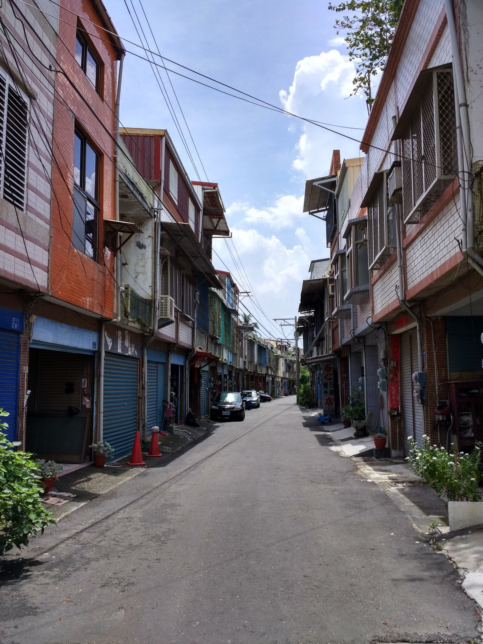 街边的老式路牌,阴凉透一点阳光的街,一切一切,都是海边小镇的感觉.