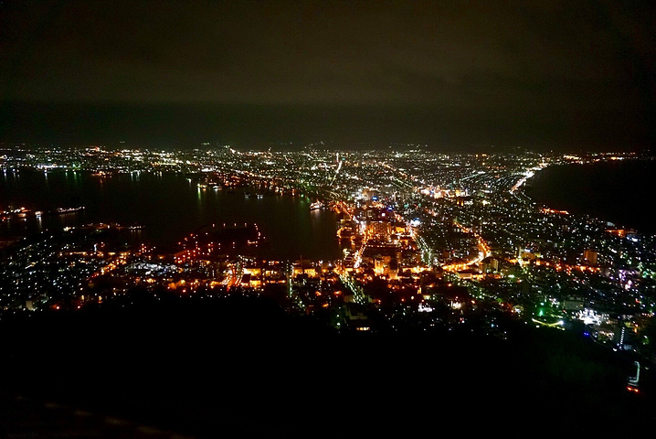22函馆是北海道的重要海港城市 函馆山是函馆市内唯一的一座山 有着世界上三大夜景的美誉 函馆山 评论 去哪儿攻略