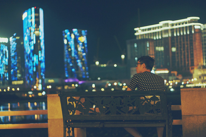 有栅门,人很少,非常安静,亮起的灯光与官也街的