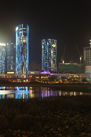 有栅门,人很少,非常安静,亮起的灯光与官也街的