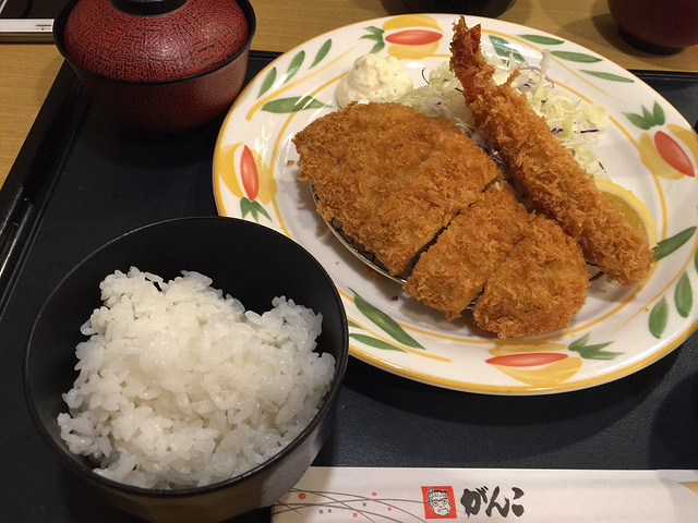 说实话,日本人的饭量估计很好,而且又是肉食动物,这一大块猪排,吃到