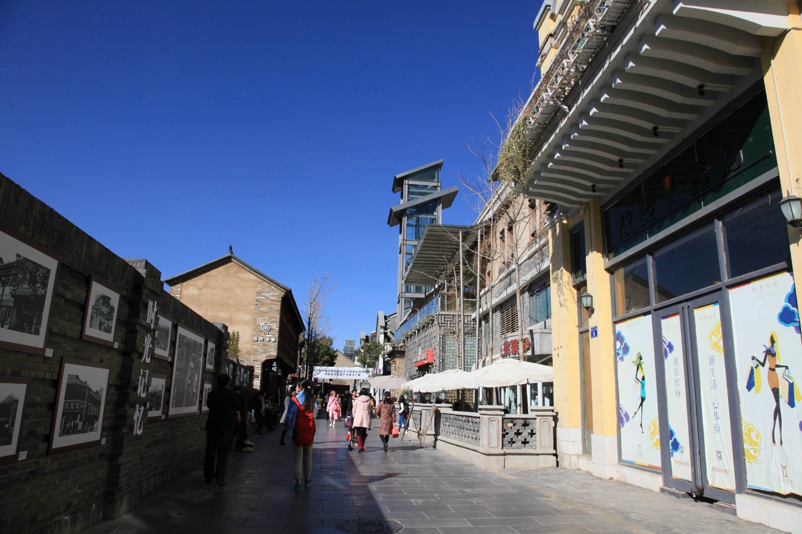 墙上贴了昆明老街的许多老照片.