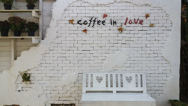 "COFFEE IN LOVE 是拜县必去的景点之一，这栋黄色的小屋是为拍摄电影《爱在拜城》而建..._Coffee in Love"的评论图片