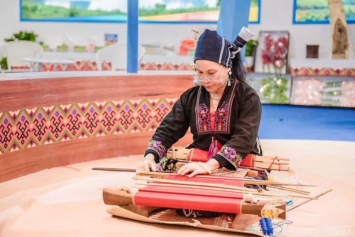 黎族妇女织布主要采用踞腰织机,也叫腰机,由藤腰带,腰力棍,木刀,拉经