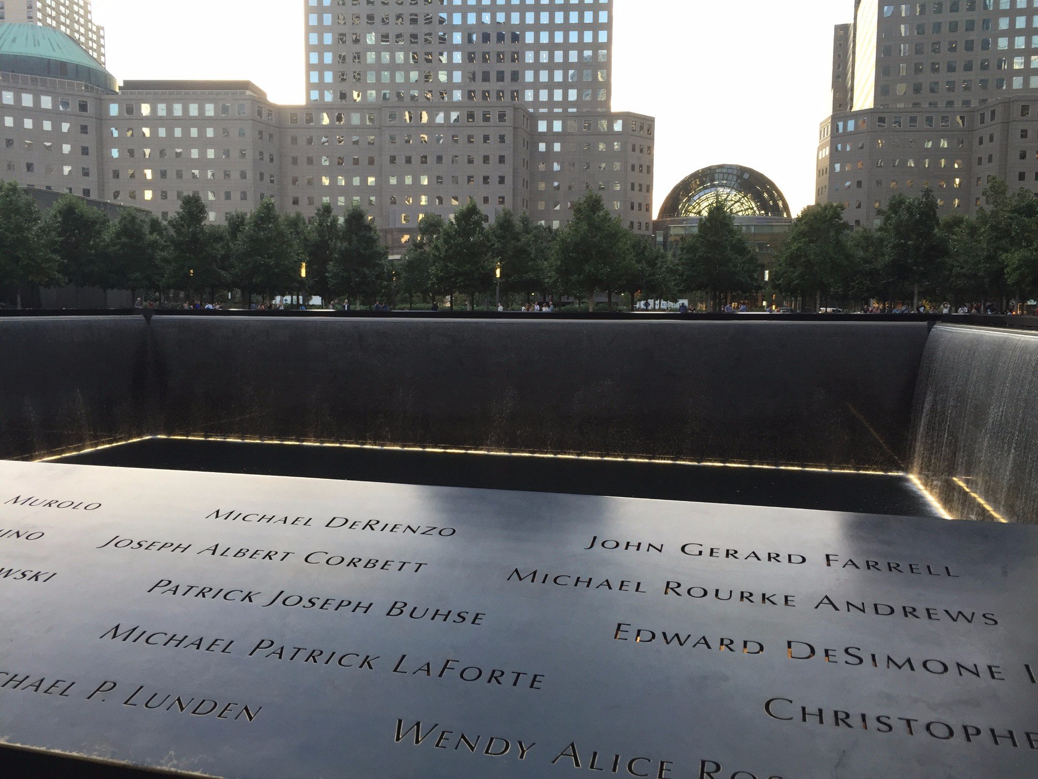 这里算是下城比较开阔的一块地方,911遗址赫然在目