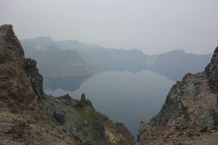 2017长白山天池是中国最深的湖泊,又是海拔最