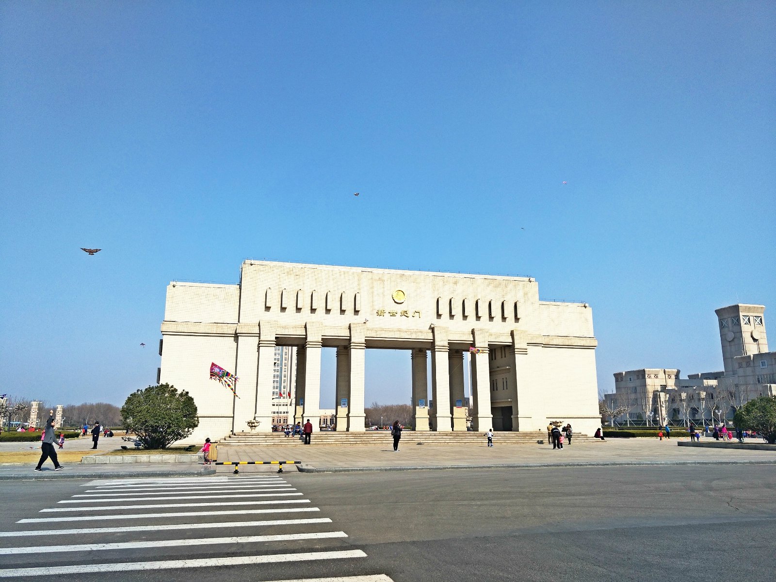 【景点介绍】新世纪广场是东营市市政府的配套广场,也是东营市的人民