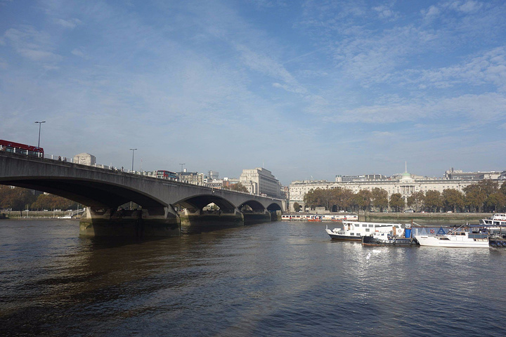 滑铁卢桥waterloobridge得名于1815年英国取得胜利的滑铁卢战役由于该