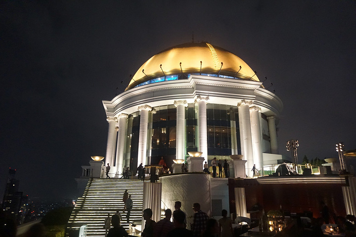 手里还会自备手电筒帮你打光,超级可爱_莲花大楼俱乐部(tower club at