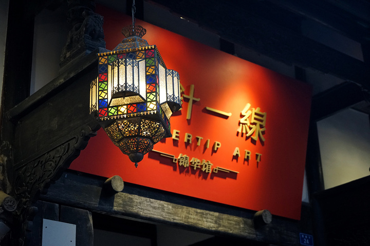 宽窄巷子成都的招牌景点来旅游当然不能错过在宽窄巷的街上也汇聚了