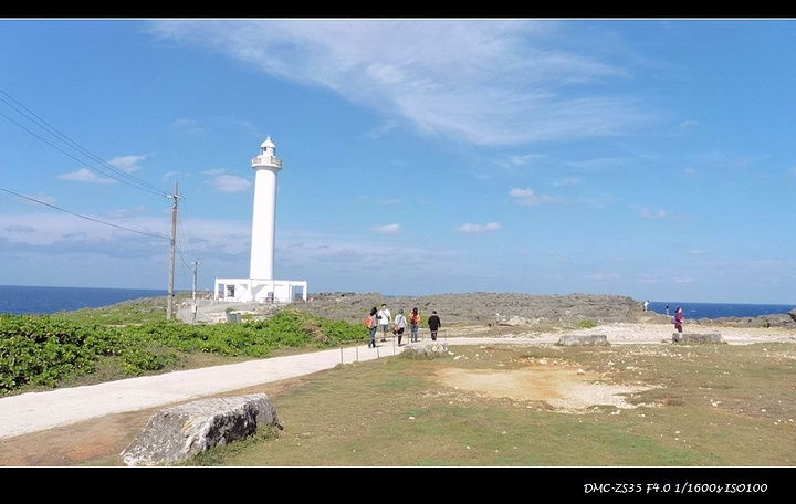 一个灯塔,但其实这里最漂亮的却是沿着海岸的岩石,犹如台北的野柳公园