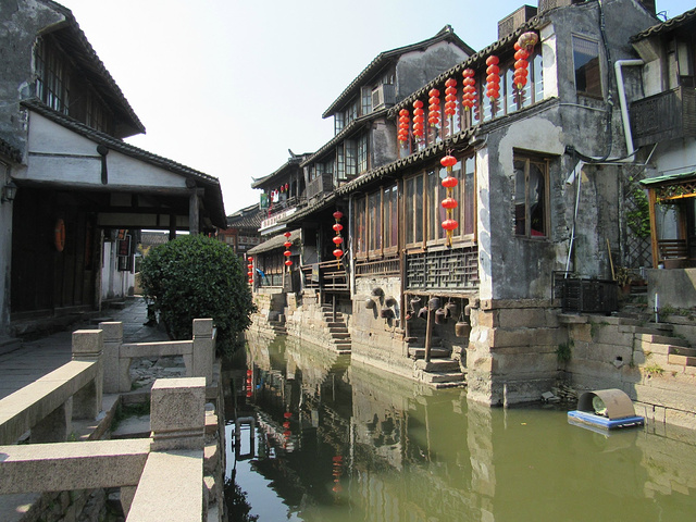 廊桥也是江南的一大特色.西塘被誉为生活着的千年古镇