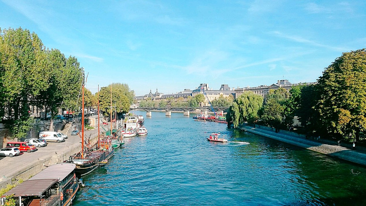 我对塞纳河的印象是巴黎之河画家笔下的美景艺术桥上的锁还有周杰伦