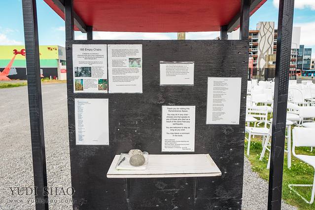 为纪念逝世者的185张白色椅子