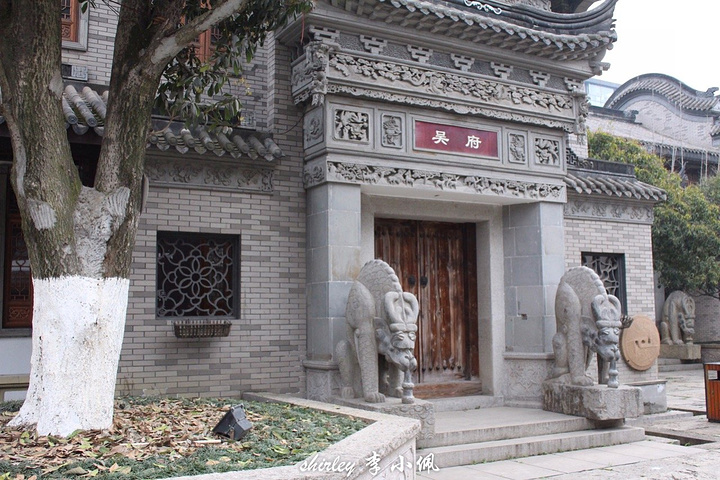 该算公园或者不算公园因为它比普通的公园大一点建筑