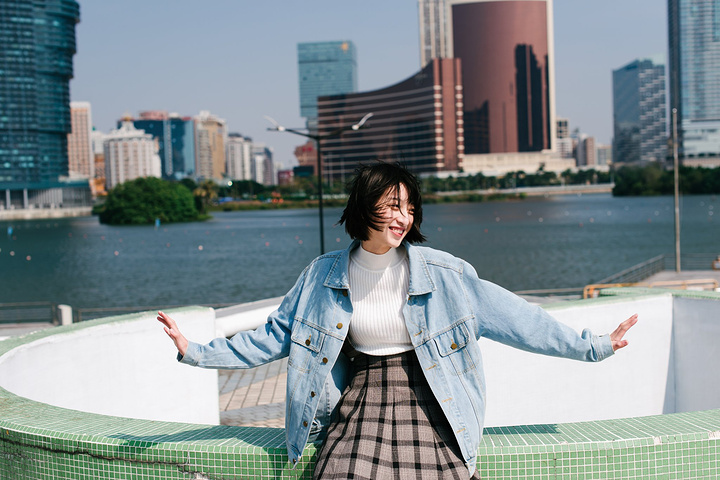 开始各种摆动作照片拍起来了。坐免费巴士到了